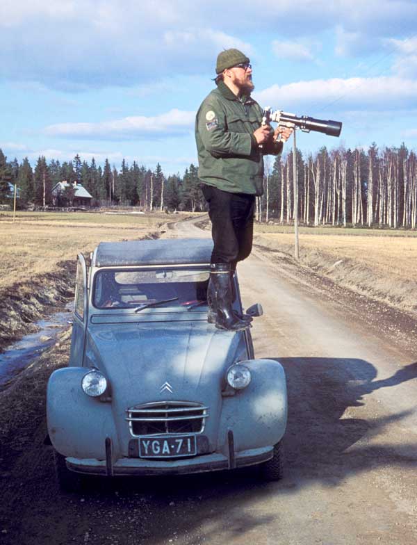 Seinäjoella autonasentajana toimiessaan Hannu toteutti pitkäaikaisen haaveensa ja osti Citroen 2 CV:n. Se oli hänen mielestään maailman paras auto maastossa liikkumiseen. Hän ajoikin loppuun perä perää neljä "rättäriä". Autollaan Hannu saattoi kulkea kätevästi kotiseudun tutuilla kuvauspaikoilla Pohjanmaalla sekä muualla Suomessa kuvaamassa materiaalia ensimmäiseen kirjaansa "Erämetsän elämää", joka ilmestyi 1968. Kädessä Hämeenlinnan Helioksesta osamaksulla hankittu Excacta Varex -kamera sekä pikatarkennuskahvalla varustettu 400 millinen Ennalyt-teleobjektiivi.   Kuva Ossi Polari, 1969.