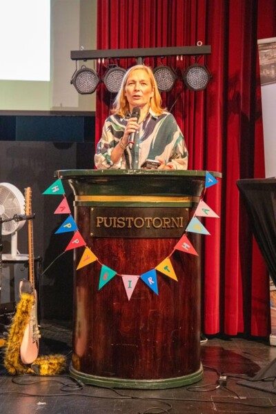 Katriina Lahtinen Suomen Korttipisteestä puhumassa Puistotornin juhlasalin lavalla
