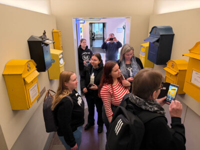 Hallitus tutustui työpajamatkallaan myös Tukholman Gamla Stanissa Postimuseon valloittaviin ja riemukkaisiin laulaviin postilaatikoihin