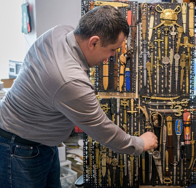 Osa Mihnean kirjeveitsikokoelmasta